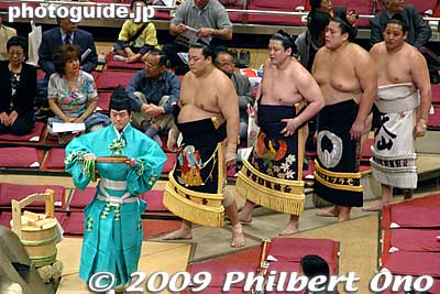 The wrestlers are divided into east and west, and both groups perform the dohyo-iri. They wear colorful ceremonial aprons called kesho mawashi made of silk. They can cost up to 500,000 yen.
Keywords: tokyo sumida-ku ward ryogoku kokugikan sumo ozumo rikishi wrestlers japankokugikan