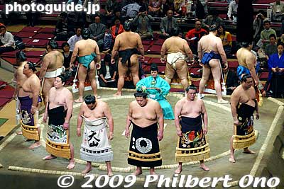 You can see sumo for as cheap as 2100 yen. You can buy tickets at the box office where the tournament is held. The cheap tickets may sell out, so go early.
Keywords: tokyo sumida-ku ward ryogoku kokugikan sumo ozumo rikishi wrestlers 