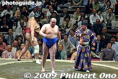 This is Hakurozan, who was arrested for drug use in 2008 and booted out of sumo along with his brother Roho.
Keywords: tokyo sumida-ku ward ryogoku kokugikan sumo tournament ozumo rikishi wrestlers 