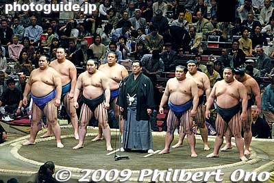 On the first day of the tournament, the chairman of the Japan Sumo Association (shown here is Kitanoumi) and top rikishi go on the ring to convey greetings to the crowd.
Keywords: tokyo sumida-ku ward ryogoku kokugikan sumo tournament ozumo rikishi wrestlers japankokugikan