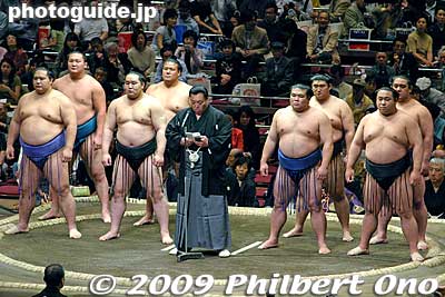 The chairman of the Japan Sumo Association (shown here is Kitanoumi) greets the crowd and thanks everyone for coming.
Keywords: tokyo sumida-ku ward ryogoku kokugikan sumo tournament ozumo rikishi wrestlers japansumo