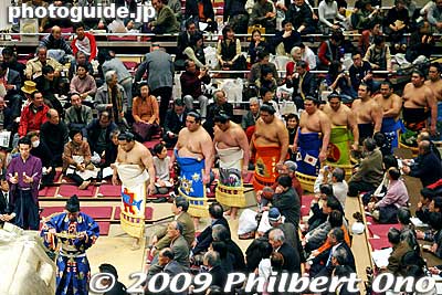 They enter as wooden clappers are clapped by someone.
Keywords: tokyo sumida-ku ward ryogoku kokugikan sumo tournament ozumo rikishi wrestlers 