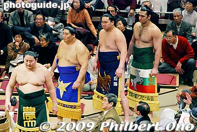The higher ranking rikishi are at the end of the line. (Hakuho and Kotooshu here).
Keywords: tokyo sumida-ku ward ryogoku kokugikan sumo tournament ozumo rikishi wrestlers japansumo