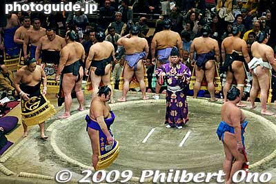 Unfortunately, there are people ignorant of sumo who think it is just nearly naked, fat men charging at each other. Famous American newspaper columnist Mike Royko once wrote one of the worse and most insulting pieces about sumo in his column.
Keywords: tokyo sumida-ku ward ryogoku kokugikan sumo tournament ozumo rikishi wrestlers