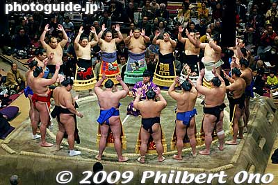 Fortunately, there are many people who do appreciate sumo, like former French president Jacques Chirac. (THe current French president has no interest in sumo.)
Keywords: tokyo sumida-ku ward ryogoku kokugikan sumo tournament ozumo rikishi wrestlers