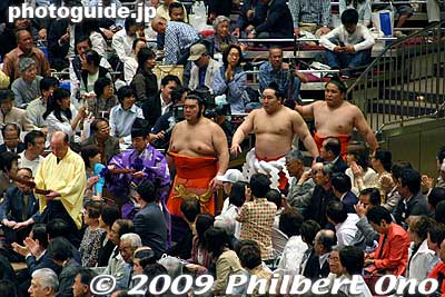 Right after the Makunouchi dohyo-iri is the Yokozuna Dohyo-iri. This is Yokozuna Asashoryu. A major highlight during the tournament.
Keywords: tokyo sumida-ku ward ryogoku kokugikan sumo tournament ozumo rikishi wrestlers