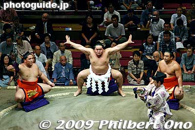 He extends his arms to show that he conceals no weapons. I'm not too crazy about the way Asashoryu does the dohyo-iri though. A few little details make it less dignified.
Keywords: tokyo sumida-ku ward ryogoku kokugikan sumo tournament ozumo rikishi wrestlers japansumo