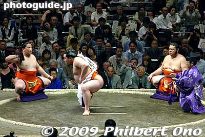 Then he steps forward and turns to the front.
Keywords: tokyo sumida-ku ward ryogoku kokugikan sumo tournament ozumo rikishi wrestlers
