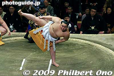 Sumo Wrestlers 相撲力士 - He stomps the ground to drive away evil. - JAPAN