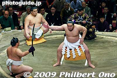 The ring-entering ceremony starts at around 4 pm. The yokozuna's rope belt and zig-zag paper streamers look very similar to the sacred rope found at Shinto shrines.
Keywords: tokyo sumida-ku ward ryogoku kokugikan sumo tournament ozumo rikishi wrestlers
