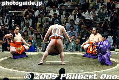He turns around and goes back to his place. You can see that his rope belt is tied with a single loop on the back. This is the Unryu style. It differs from the Shiranui style performed by Hakuho.
Keywords: tokyo sumida-ku ward ryogoku kokugikan sumo tournament ozumo rikishi wrestlers