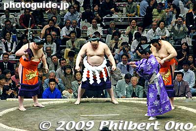 The yokozuna dohyo-iri ends. It is performed every day during the 15-day tournament as well as at exhibition tournaments.
Keywords: tokyo sumida-ku ward ryogoku kokugikan sumo tournament ozumo rikishi wrestlers