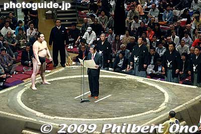 Also on the first day of the tournament, the previous tournament winner receives a large portrait of himself to be hung in the Kokugikan. This is the ceremony for it.
Keywords: tokyo sumida-ku ward ryogoku kokugikan sumo tournament ozumo rikishi wrestlers