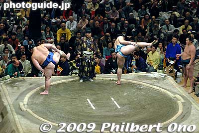 The two rikishi who were called up go on the ring and stomp their foot.
Keywords: tokyo sumida-ku ward ryogoku kokugikan sumo tournament ozumo rikishi wrestlers japankokugikan
