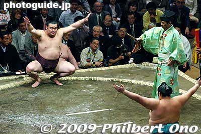 On the ring, they spread their arms to show that they carry no weapons.
Keywords: tokyo sumida-ku ward ryogoku kokugikan sumo tournament ozumo rikishi wrestlers japankokugikan