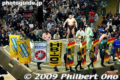 Many matches also have sponsor who pay money to the winner of the match. Each banner represents a sponsor.
Keywords: tokyo sumida-ku ward ryogoku kokugikan sumo tournament ozumo rikishi wrestlers japankokugikan