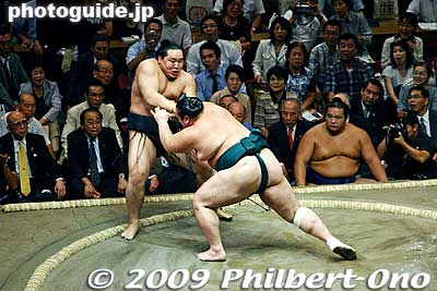 Oshidashi or frontal push out, a common technique.
Keywords: tokyo sumida-ku ward ryogoku kokugikan sumo tournament ozumo rikishi wrestlers 