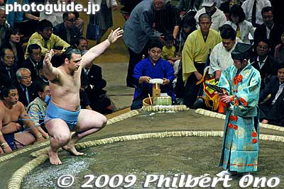 Kotooshu is from Bulgaria.
Keywords: tokyo sumida-ku ward ryogoku kokugikan sumo tournament ozumo rikishi wrestlers japankokugikan