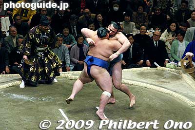 Trying for a yorikiri or frontal push out while grabbing the belt.
Keywords: tokyo sumida-ku ward ryogoku kokugikan sumo tournament ozumo rikishi wrestlers 