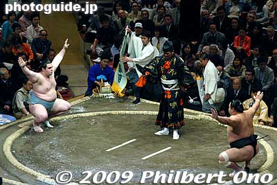 Kokkai on the left. He is from Georgia in eastern Europe.
Keywords: tokyo sumida-ku ward ryogoku kokugikan sumo tournament ozumo rikishi wrestlers 