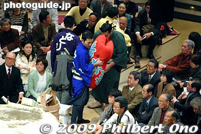 A large cushion is brought in for Kotooshu.
Keywords: tokyo sumida-ku ward ryogoku kokugikan sumo tournament ozumo rikishi wrestlers