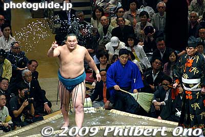 Hakuho throws salt on the sumo ring.
Keywords: tokyo sumida-ku ward ryogoku kokugikan sumo tournament ozumo rikishi wrestlers japansumo