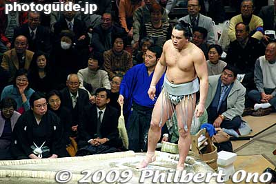 Ama, another Mongolian and now Yokozuna Harumafuji. The Mongolians are taking over the top echelons of sumo dominated by foreigners. We haven't had a Japanese yokozuna since 2003.
Keywords: tokyo sumida-ku ward ryogoku kokugikan sumo tournament ozumo rikishi wrestlers japansumo