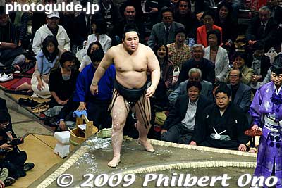 The most famous Mongolian sumo wrestler is Asashoryu who has been quite controversial at times.
Keywords: tokyo sumida-ku ward ryogoku kokugikan sumo tournament ozumo rikishi wrestlers