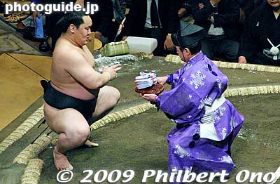 Asashoryu collects a big paycheck.
Keywords: tokyo sumida-ku ward ryogoku kokugikan sumo tournament ozumo rikishi wrestlers japansumo