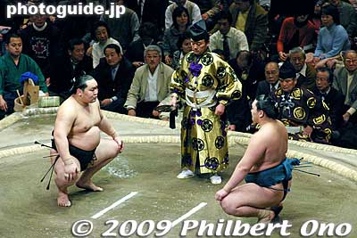 Asashoryu and Hakuho glare at each other.
Keywords: tokyo sumida-ku ward ryogoku kokugikan sumo tournament ozumo rikishi wrestlers japankokugikan