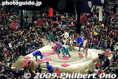 The striking yokozuna upset makes the crowd go wild as they throw zabuton cushions in glee.
Keywords: tokyo sumida-ku ward ryogoku kokugikan sumo tournament ozumo rikishi wrestlers japankokugikan