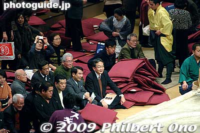 The thrown cushions are hastily piled up at ringside.
Keywords: tokyo sumida-ku ward ryogoku kokugikan sumo tournament ozumo rikishi wrestlers japankokugikan