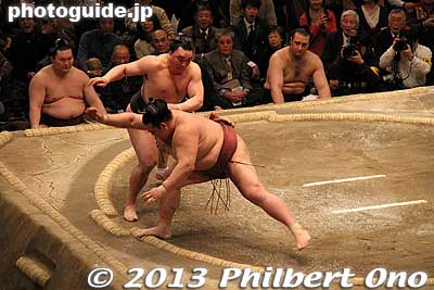 Harumafuji's common technique is to sidestep his opponent and push him out from behind.
Keywords: tokyo ryogoku kokugikan sumo ozumo rikishi wrestlers japankokugikan