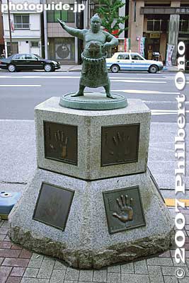 Yokozuna statue
Keywords: tokyo sumida-ku ward ryogoku sumo wrestler japansculpture