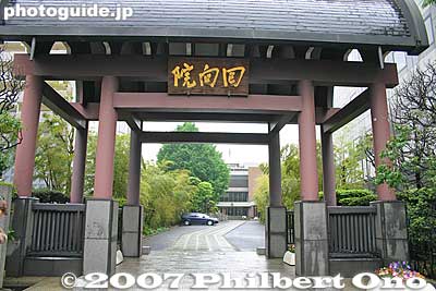 Gate to Eko-in temple where early sumo tournaments were held. The temple was originally built in 1657 for the repose of over 100,000 people who died in the Great Fire of Meireki (Furisode Fire). 回向院
Keywords: tokyo sumida-ku ward ryogoku sumo ekoin temple
