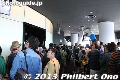 Waiting for the elevator to go down. It took longer for me to go down than to go up. There's no time limit on the observation decks. You can stay there all day I think.
Keywords: tokyo sumida-ku ward sky tree tower