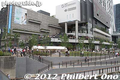 The shopping complex integrated with Tokyo Sky Tree is called Solamachi (meaning Skytree) which includes an aquarium and planetarium. This is an odd sight at first with all these people, after having gotten used to seeing this place devoid of people.
Keywords: tokyo sumida ward sky tree tower