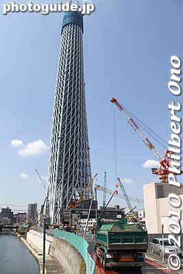 As soon as you get out of Oshiage Station, you can see it towering above. Already it draws many tourists to the area gawking and photographing it.
Keywords: tokyo sumida-ku ward sky tree tower oshiage