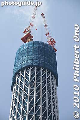 Top of Tokyo Skytree so far. That's 338 meters into the air, already taller than the old Tokyo Tower's 333 meters by April 2010 when these photos were taken.
Keywords: tokyo sumida-ku ward sky tree tower oshiage