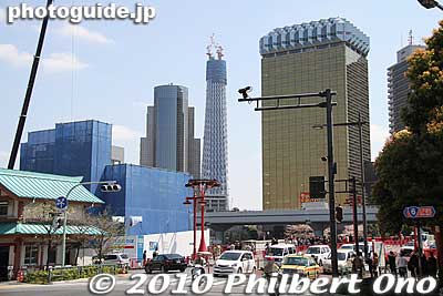 Tokyo Skytree is clearly visible from Asakusa.
Keywords: tokyo sumida-ku ward sky tree tower oshiage
