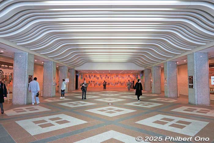 Kokugikan entrance hall. Go straight and turn right. The exhibition room was downstairs in the banquet room (Ohiroma).
Keywords: tokyo sumida-ku ryogoku sumo exhibition