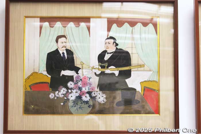 Painting of U.S. President Teddy Roosevelt receiving a golden sword from Hitachiyama on September 28, 1907. Hitachiyama traveled to Europe and America in 1907–1908 to promote sumo.
In return, Hitachiyama received an autographed photo from the president. Also, Hitachiyama held his dohyo-iri ring-entering ceremony at the White House on Nov. 11, 1907.
