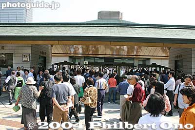 Crowd enters the Kokugikan for Musashimaru's retirement ceremony on Oct. 2, 2004.
Keywords: tokyo ryogoku kokugikan sumo yokozuna musashimaru retirement