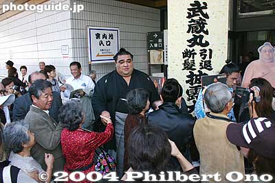Musashimaru greets the crowd
Keywords: tokyo ryogoku kokugikan sumo yokozuna musashimaru retirement