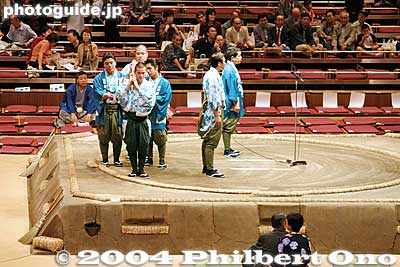 The ceremony opens with taiko drum beating on the sumo ring.
Keywords: tokyo ryogoku kokugikan sumo yokozuna musashimaru retirement