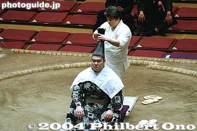 Hairdressing demonstration
Keywords: tokyo ryogoku kokugikan sumo yokozuna musashimaru retirement