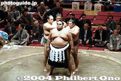 Tying the rope at the back.
Keywords: tokyo ryogoku kokugikan sumo yokozuna musashimaru retirement