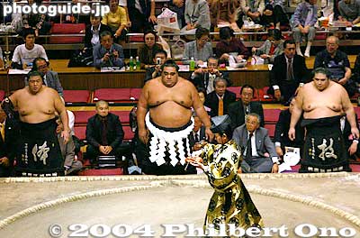 He performs his last yokozuna dohyo-iri ring-entering ceremony. He is flanked by Musoyama on the left as the sword bearer, and Miyabiyama on the right as the dew sweeper.
Keywords: tokyo ryogoku kokugikan sumo yokozuna musashimaru retirement