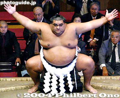 Musashimaru's final dohyo-iri
Keywords: tokyo ryogoku kokugikan sumo yokozuna musashimaru retirement