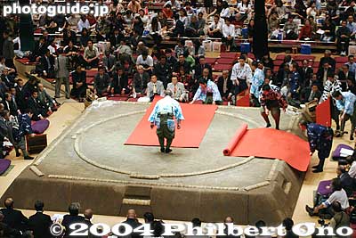 Laying the red carpet for the main event.
Keywords: tokyo ryogoku kokugikan sumo yokozuna musashimaru retirement